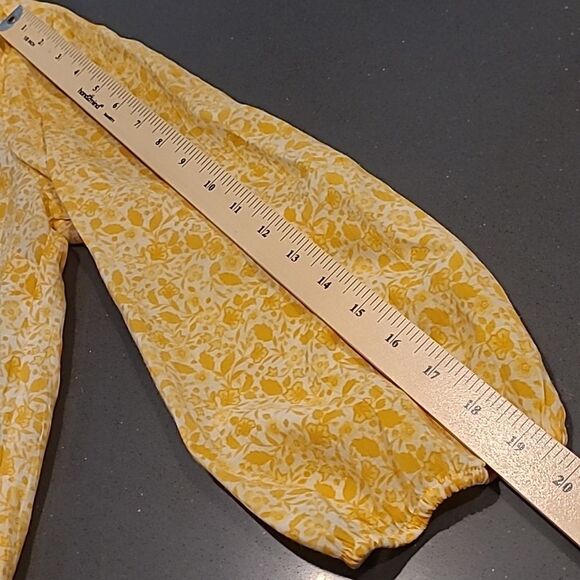 Kim Roger's sz M yellow flowers on cream background blouse - Picture 7 of 9